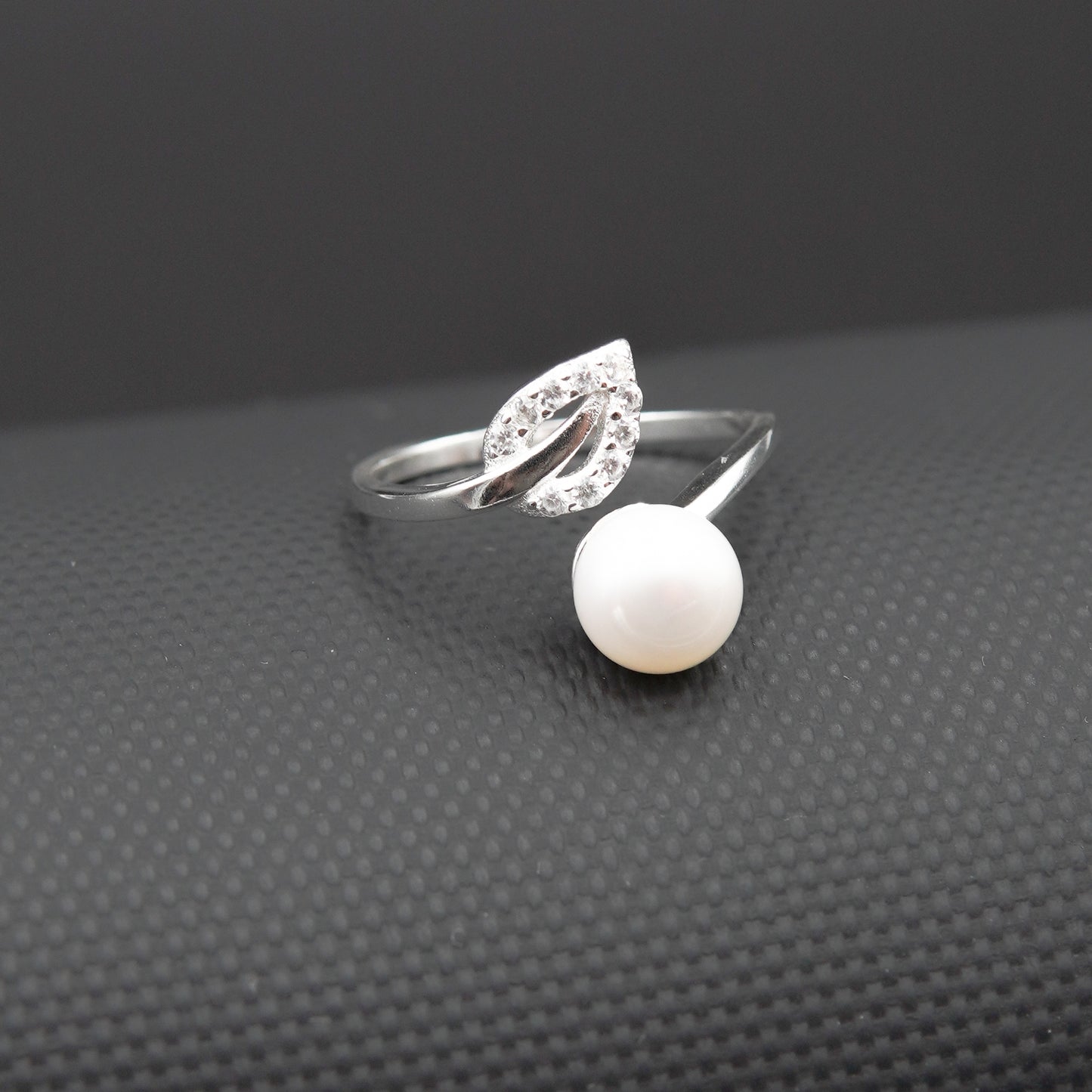 Anillo perla hoja con Circonias